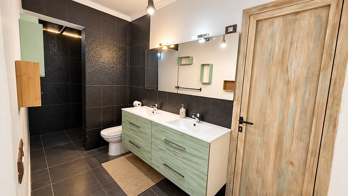 Baño con doble lavabo y ducha